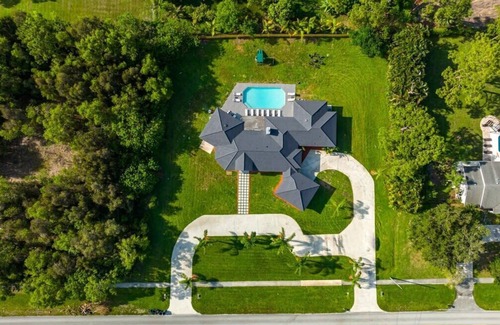 Hunt Club House | Modern Luxurious Pool Estate