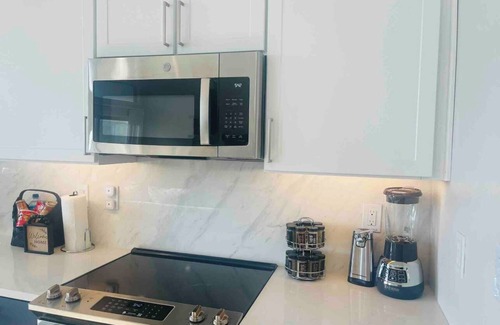Deep Ellum Apartment | Modern & Luxurious Cozy Downtown City View Getaway