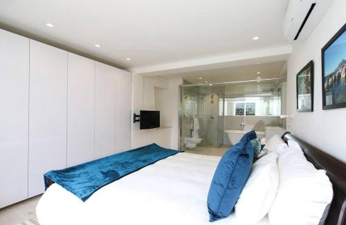 Bantry Bay Apartment | Modern & Luxurious Seaside Apartment