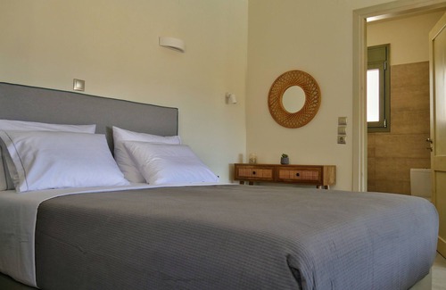 Trochalia House | Modern luxurious suite with private pool and sea view, Suite (NI)