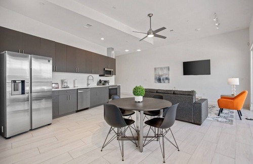 Cedars Apartment | Modern Luxury Apartment - Amazing Downtown Views!