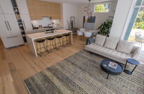 Fairfield Condo | Modern Luxury on Beacon Hill Park by Victoria Prime!