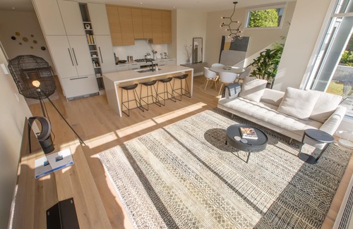 Fairfield Condo | Modern Luxury on Beacon Hill Park by Victoria Prime!