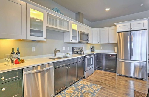 Manson Condo | Modern Manson Condo w/Balcony & Lake Chelan Views!