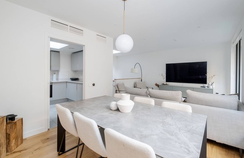 St James House | Modern Mayfair Townhouse by Buckingham Palace with AC. 3 Bedroom 3 Bathroom