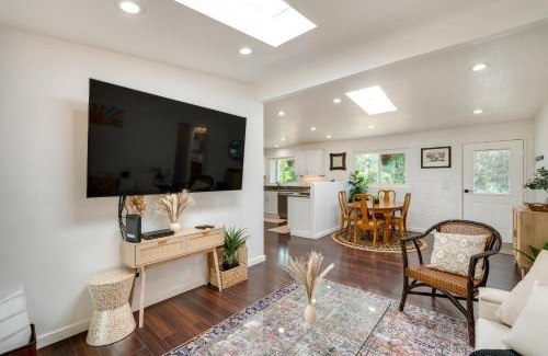 Meadow Vista House | Modern Meadow Vista Vacation Home with Spacious Deck