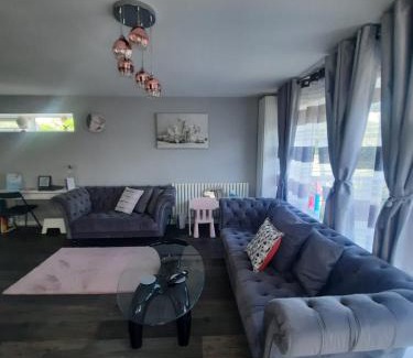 Rainham House | Modern Medway Bungalow - 3BR Garden & Free Parking, Kent