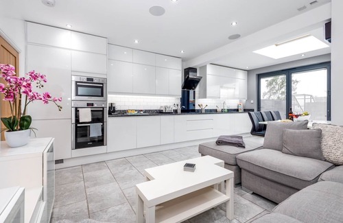 Heworth Apartment | Modern Minimalist 3-Bed Duplex Apartment in York I Pass The Keys
