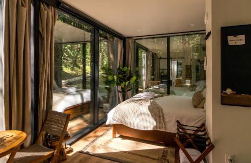 Campton House | Modern Mirror Home w/Hot-tub - “Glass House” #1