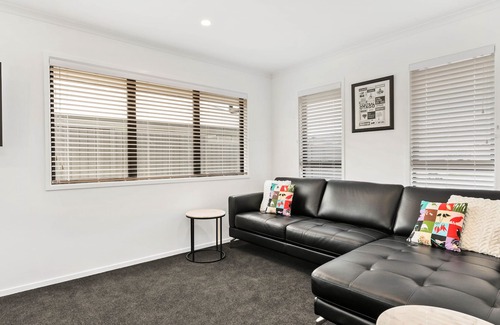 Lowburn Cottage | Modern Mount Pisa - Cromwell Holiday Home