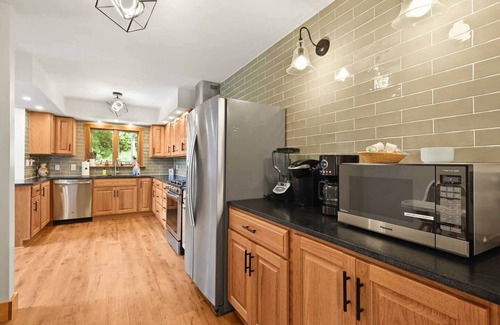 Warrensville House | Modern Mountain Escape 10 minutes to West Jefferson.