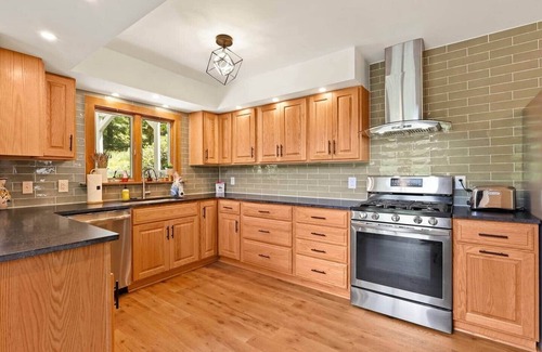Warrensville House | Modern Mountain Escape 10 minutes to West Jefferson.