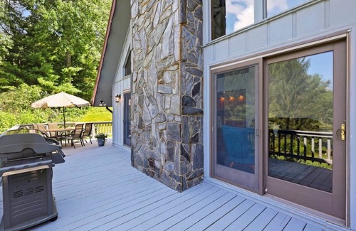 Warrensville House | Modern Mountain Escape 10 minutes to West Jefferson.