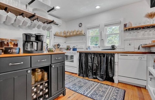Mount Pocono House | Modern Mountain Retreat w/Hot Tub: Close to All!