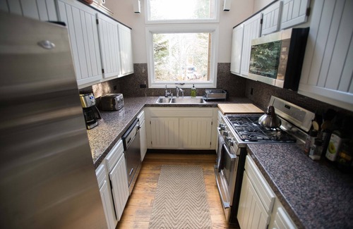 Eagle-Vail House | Modern mountain ski home ~ Hot tub, fireplace, King beds