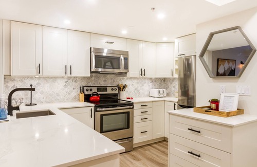 Village North Condo | Modern Mountain Villa/AC/Hot Tub & Pool/Free Parking + Location