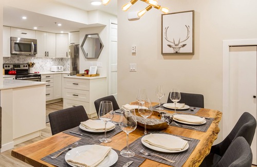 Village North Condo | Modern Mountain Villa/AC/Hot Tub & Pool/Free Parking + Location