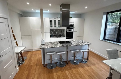 Brixton House | Modern, New Contemporary London House! Near Bus Stop and Train Station!