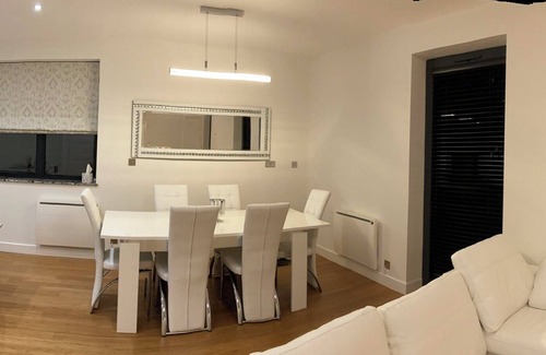 Brixton House | Modern, New Contemporary London House! Near Bus Stop and Train Station!