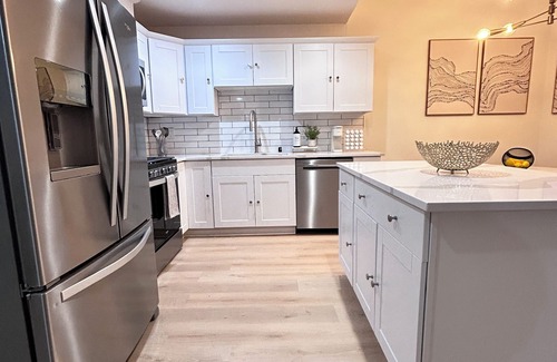 South Natomas House | Modern newly renovated 3-bedroom duplex in welcoming Sacramento with Wi-Fi, AC