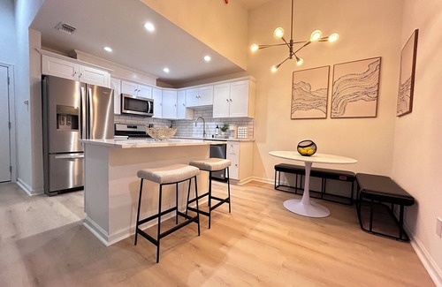 South Natomas House | Modern newly renovated 3-bedroom duplex in welcoming Sacramento with Wi-Fi, AC