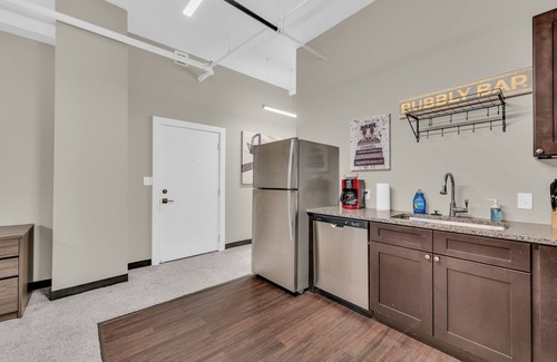 Waldron Apartment | Modern & Nice Place in Kansas Free Parking & WiFi Clean Comfortable and Quite