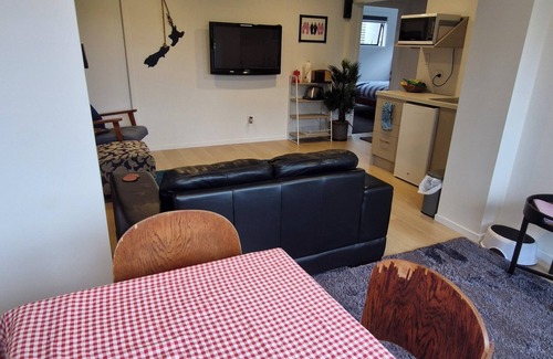 Oakura Apartment | Modern Oakura 2 Bedroom Apartment 2 mins walk to beach 5 mins walk to village