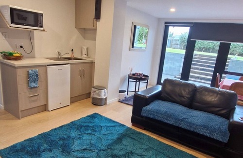 Oakura Apartment | Modern Oakura 2 Bedroom Apartment 2 mins walk to beach 5 mins walk to village