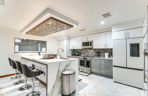 Southbelt/Ellington House | Modern Oasis w/Outdoor Lounge in Houston!