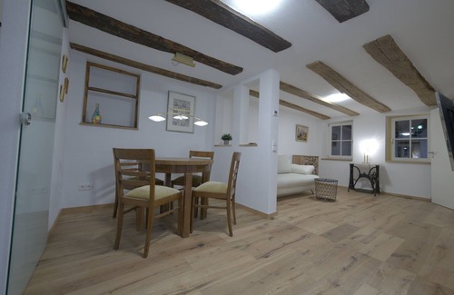 Buchen Apartment | Modern Old Town Diamond