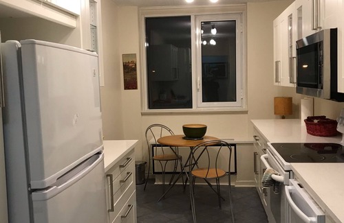 Hull Condo | Modern one bedroom condo sleep 4!