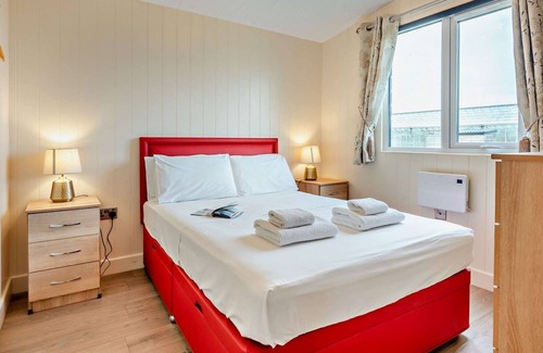 Bretforton Cabin | Modern one bedroom lodge with hot tub -Rosewood Lodge
