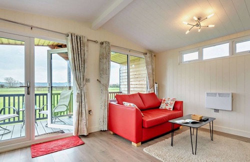 Bretforton Cabin | Modern one bedroom lodge with hot tub -Rosewood Lodge