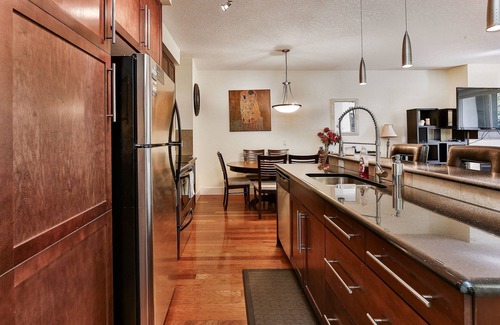 Bridgeland Condo | Modern open concept, close to DT and Free UG Parking. Discounted Monthly Rate.
