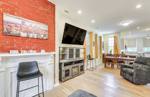 Manchester House | Modern Pittsburgh Home w/Rooftop Deck & Backyard