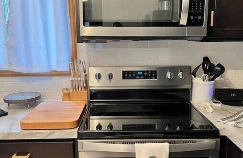 Drums House | Modern Poconos House, 3br 2ba, HOT TUB, Privaten