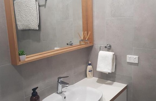 East Albury House | Modern, private and close to town.