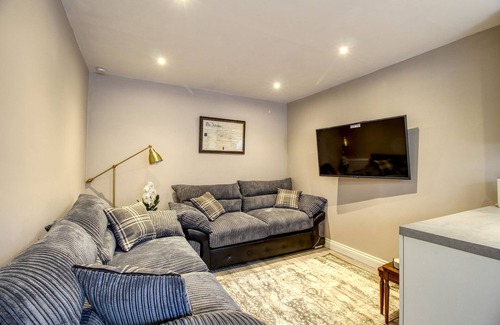 Huddersfield House | Modern property - great location with parking