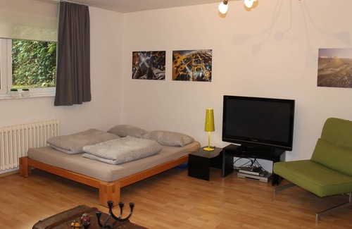 Muengersdorf Apartment | Modern, quiet apartment with garden view