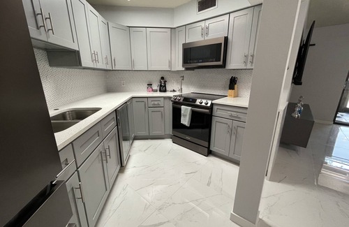 Ventura Condo | Modern Resort-Style Stay