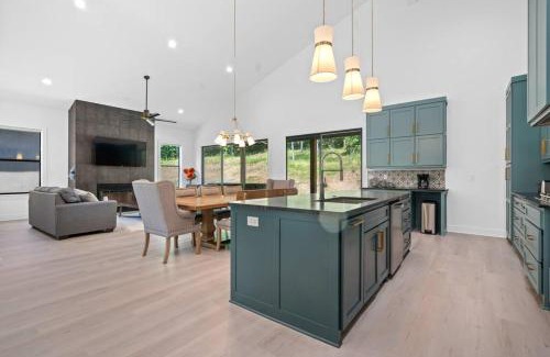Mid America House | Modern Retreat 10 min-Oaklawn BBQ grill Pavillion Kids playground