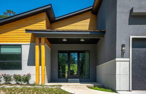 Mid America House | Modern Retreat 10 min-Oaklawn BBQ grill Pavillion Kids playground
