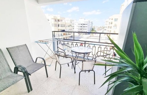 Skala Apartment | Modern Retreat: 2br Stylish Apt with Comfy Rooms!