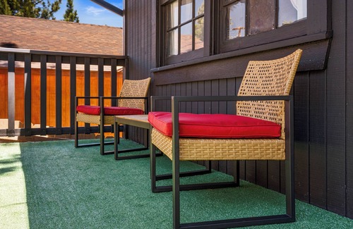 Woodlands Cabin | Modern Retreat - Hiking Trails, Mini-Golf & Views