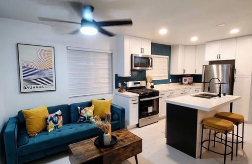 Riverside House | Modern retreat near schools CBU - UCR and hospitals Kaiser - Parkview