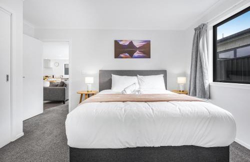 Hamilton House | Modern Retreat with King Bed - By KOSH BNB