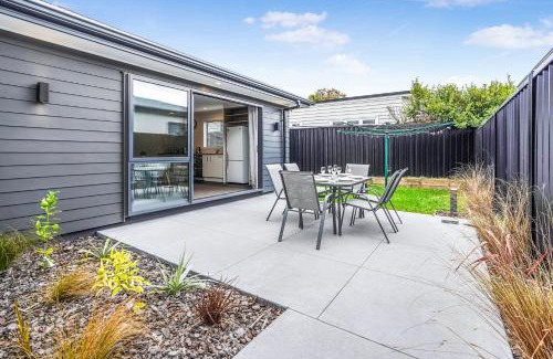 Hamilton House | Modern Retreat with King Bed - By KOSH BNB