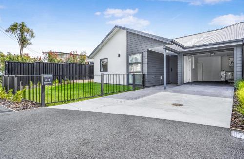 Hamilton House | Modern Retreat with King Bed - By KOSH BNB