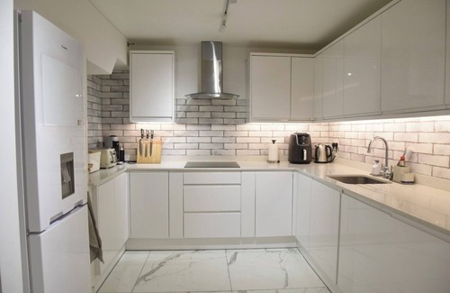 South Richmond Apartment | Modern Richmond Apartment