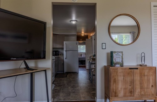 Wyandotte House | Modern River Retreat Near Airport, Hospitals, Corporations